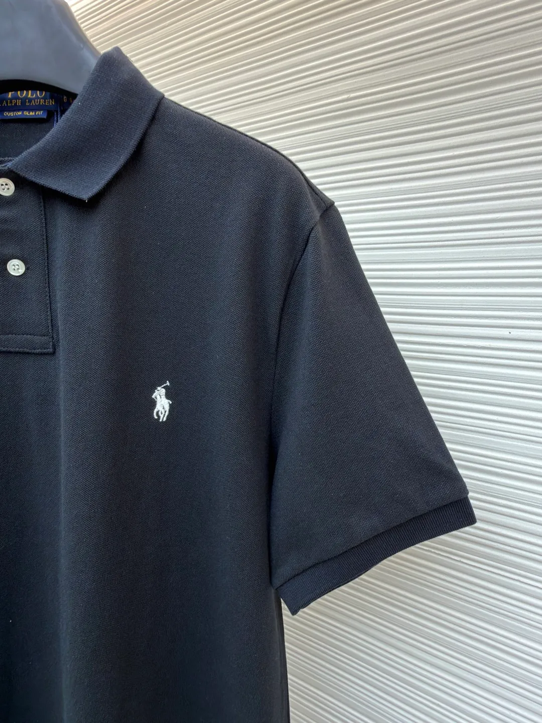Ralph Lauren embroidered logo Polo shirt ●Original version: Purchased and developed at 1590 ●Item number: 1682564-A15 ●Material: pure cotton pique fabric ●Technology: embroidery production ●Color: black ●Version: fitted version ●Weight: about 285 grams ●Size: S-M-L-XL ●Description: Customized pure cotton sateen pique, tight and delicate, comfortable and next to the skin, elegantly presented with a touch of deep black The iconic white pony embroidery is like a smart musical note dancing on the black canvas. It is simple but highly recognizable. It is a versatile artifact in the wardrobe. It has a very simple shape and contains the soul of fashion. It adopts imported machine embroidery technology. It uses advanced computer control systems and precision mechanical parts to realize the iconic pony embroidery operation with high precision. The lines are smooth and delicate, and the fabrics have been washed. It has a better hand feel and texture. It is not easy to deform, not easy to shrink, not easy to fade, and maintains long-term beauty. The overall wiring is straight and delicate, the fabric is comfortable and soft, and the color is consistent without color difference. It can be matched with the same style to create a fashionable look and control various occasions. Customized accessories, complete with three standards, same style for men and women!